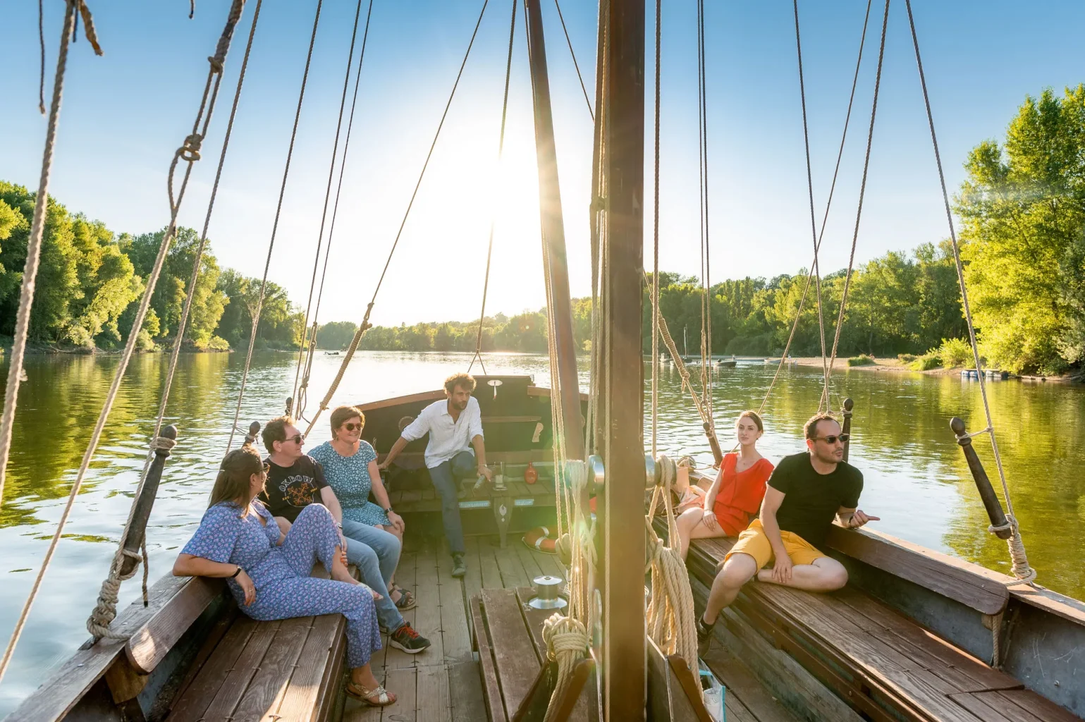 Un groupe de personnes sur une gabare (bateau à fond plat) sur la Loire