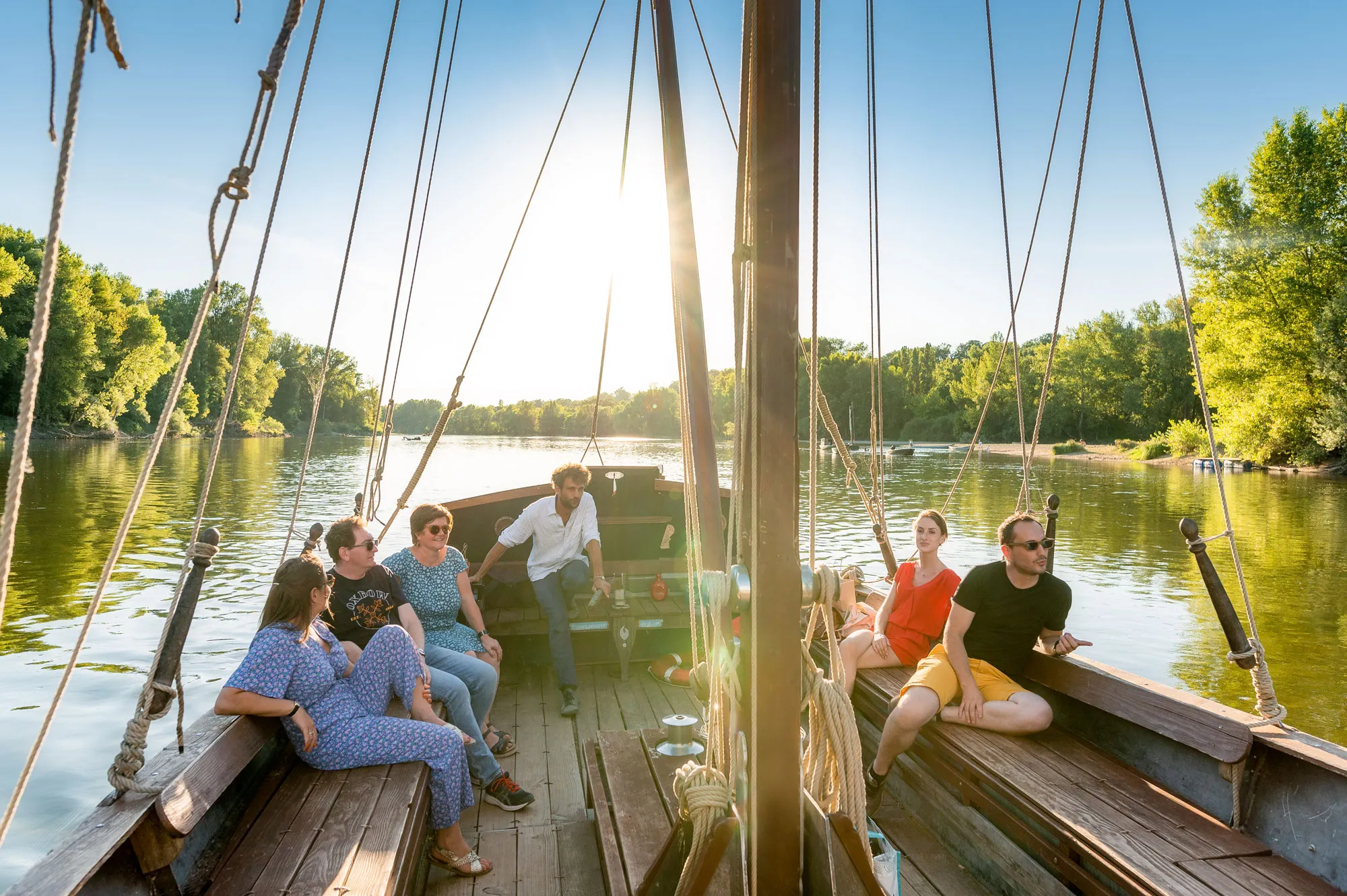 Un groupe de personnes sur une gabare (bateau à fond plat) sur la Loire